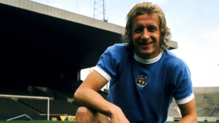 Denis Law ghi bàn vào lưới đội bóng cũ