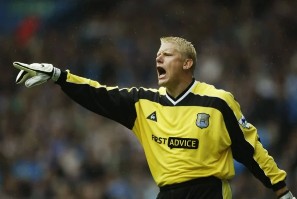 Peter Schmeichel thi đấu cho Man City mặc dù đã tuyên bố giải nghệ